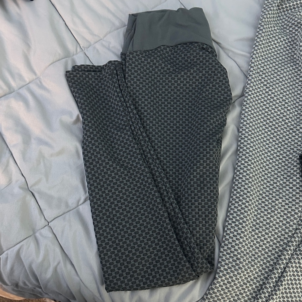 4 Pairs of Gray Patterned Booty Scrunch
 Leggings